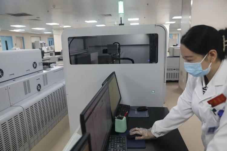zoty中欧官网邹平市群众病院医学查验科：提早2小时拿到陈述 为病情诊断供给有力(图2)