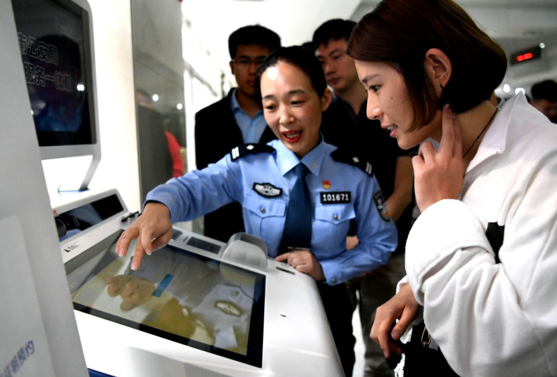 zoty中欧官方网站郑州推出警务自助效劳一体机