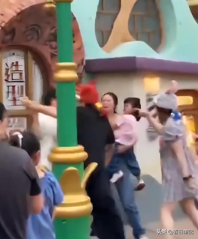 zoty中欧官网迪士尼打斗后续：“兔子姐”衣服被扒目睹者发声孩子爸先入手